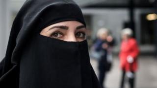নিকাব পরিহিত এক মুসলিম নারী