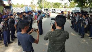 ဆူပူမှု ဖြစ်နေတဲ့ မြစ်ကြီးနားအကျဉ်းထောင်ရှေ့