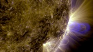 Las cuerdas de flujo magnético (que se muestran a la derecha) están en el corazón de las tormentas solares.