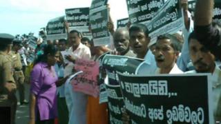 සිය පාරම්පරික ඉඩම් පවරාගැනීමට උත්සාහ දරන බව පවසමින් හම්බන්තොට ප්රදේශවාසීන් උද්ඝෝෂණවල