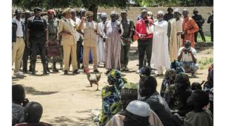 Des agents de sécurité camerounais s'adressant à la population à Kolofata après un attentat en 2015