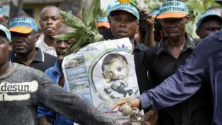 L'entreprise est soupçonnée d'avoir soutenu le régime militaire nigérian qui avait pendu neuf activistes nigérian.