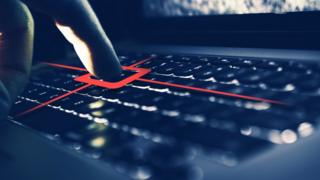 Dedo aperta teclado, que tem partes destacadas em vermelho representando uma espécie de escaneamentode informações