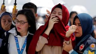 Families and colleagues of passengers and crew of Lion Air flight JT610 cry on the deck of Indonesia Navy ship KRI Banjarmasin as they visit the site of the crash to pay their tribute, at the north coast of Karawang, Indonesia, November 6, 2018.
