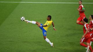 Lance do gol de Paulinho na partida contra a Sérvia