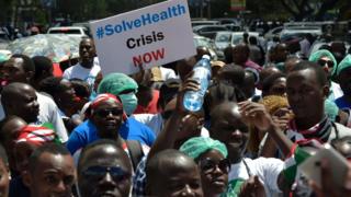 Madaktari wakiwa na mabango nje ya Mahakama ya Rufaa Nairobi wakiitisha kuachiliwa huru kwa viongozi wao waliokuwa wamefungwa jela Februari 15, 2017.