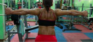 mujer haciendo ejercicios.