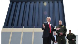 Trump ao lado de um possível protótipo de muro para a fronteira