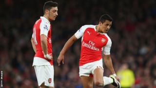 Mesut Ozil na Alexis Sanchez