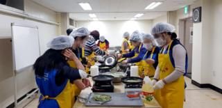 24일 대한적십자사 서울지사 중앙봉사관에서 '설맞이 통일 떡국 나눔 봉사활동'에 참여한 하나원 교육생들