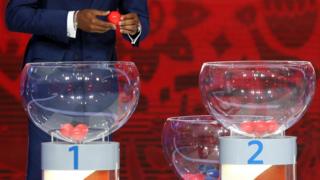 Los bombos del sorteo preliminar