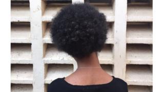 ከጀርባ የምትታይ ሴት