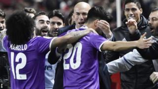 Abakinyi ba Real Madrid bariko baragwana mu nda n'umumenyereza inyuma yo kunganya na Seville ibitego 3-3