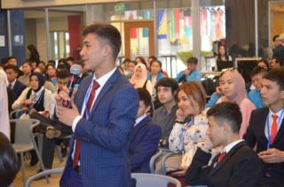 Жаштар көтөргөн көйгөйлөр ар түрдүү: аймактардагы кыйрап бара жаткан экология, эскирип эффективдүүлүгүн жоготкон окуу программасы, жумуш орундарын түзүү сыяктуу.