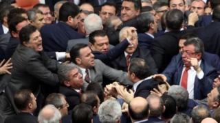 Cümhuriyyət Xalq Partiyası millət vəkillərinin tribunanı çevrəyə alaraq etiraz etməsindən sonra deputatlar arasında daha bir qalmaqal baş verib