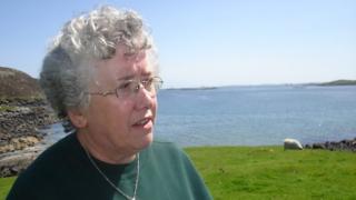 Chrissie Lawsan 's i a-muigh a'clàradh 'son prògram Cuairt MhicIlleMhìcheil air Radio nan Gaidheal ann an 2007.