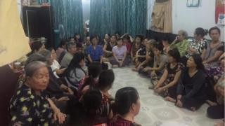 Hơn 100 người dân Vườn rau Lộc Hưng tụ tập tối 14/2