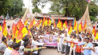ఈటల రాజేందర్కి ఓటు వేస్తామని తీర్మానిస్తున్న గ్రామస్తులు