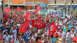 Metalúrgicos da Ford, em protesto na frente da empresa