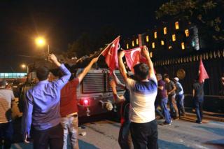 15 Temmuz gecesi tankın önünü Türk bayraklarıyla kesen halk