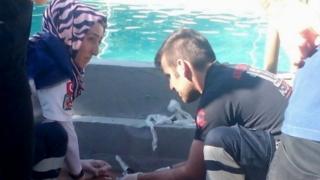 Penyelamat di lokasi di kolam renang di Akyazi