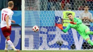 Jogador dinamarquês bate pênalti na Copa do Mundo da Rússia
