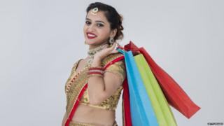 शॉपिंगनंतर तुम्हीसुद्धा कॅरी बॅगसाठी पैसे देता का?