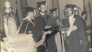 መምህር ገብረኺዳን ካብ ኢድ ሃጸይ ሃይለስላሰ፡ ሽልማት እንትቕበሉ