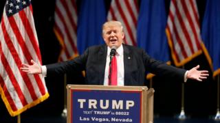 18日にラスベガスで開かれた支持者集会で演説するトランプ氏