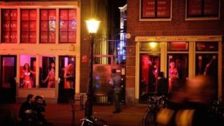Amsterdam'da genelevleri ile ünlü Kırmızı Fener Sokağı (Red Light District)