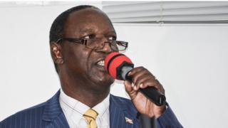 Pierre Claver Ndayicariye akiri umukuru w'umugwi ujejwe amatora, atangaza ivyavuye mu matora ya kamarampaka kw'ibwirizwa shingiro, i Bujumbura itariki 21/05/2018