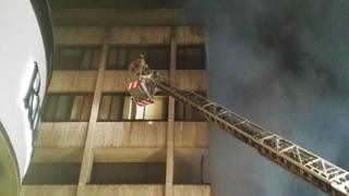 London fire: Oxford Street souvenir shop damaged in blaze - BBC News