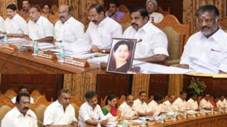 Picha ya waziri mkuu Jayaram Jayalalitha mbele ya mkutano wa baraza la mawaziri
