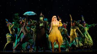 Cena do musical Wicked