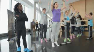 La danseuse Michaela Deprince donnant un cours de ballet à New York.