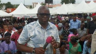 Fayose n ba awọn eeyan kan sọrọ