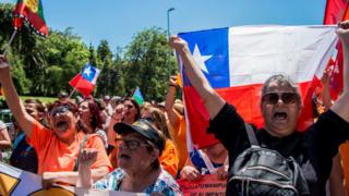 Manifestantes con bandera