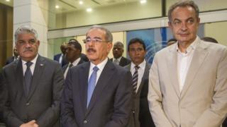 El canciller de Dominicana, el presidente Danilo Medina y el expresidente del gobierno de España José Luis Rodríguez Zapatero.