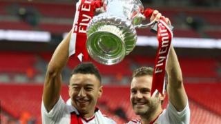 'Yan wasan Manchester United Jesse Lingard da Juan Mata dauke da Kofin FA na bara
