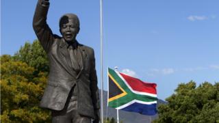 Okwa onye bụ bụ onyeisiala na Saut Afịrịka bụ Nelson Mandela