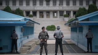 서로를 주시하며 경계근무를 서는 한국과 북한의 병사들. 한국전쟁은 휴전협정으로 끝났기 때문에 엄밀히 말하면 한반도는 아직 준전시상태다.