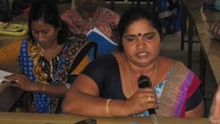 වින්දිතයන්ගේ ඥාතීන් කාර්ය සාධක බලකාය ඉදිරියේ අදහස් දක්වමින්