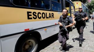 Policiais diante de escola em Suzano