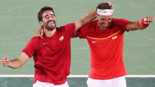 Marc López (izquierda) y Rafael Nadal