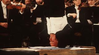 Yehudi Menuhin dirigiendo la Orquesta Filarmónica de Berlín de cabeza en 1982.