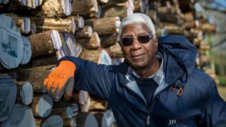 El Anatsui dey pose with im sculptures.