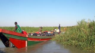 Une pirogue chargée de barils de gasoil voguant sur le lac Tchad (illustration).