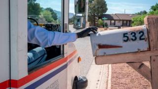 59-летний почтальон Почтовой службы США Фрэнк Колон доставляет почту в период пандемии коронавируса 30 апреля 2020 года в Эль-Пасо, штат Техас.