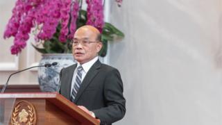 台灣新任行政院長蘇貞昌(右)上任,他表示要「接地氣做努力」。