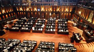 පාර්ලිමේන්තු සභාගර්භයේ මයික්රෆෝන් පද්ධතියේ ඇති වූ කාර්මික දෝෂයක්